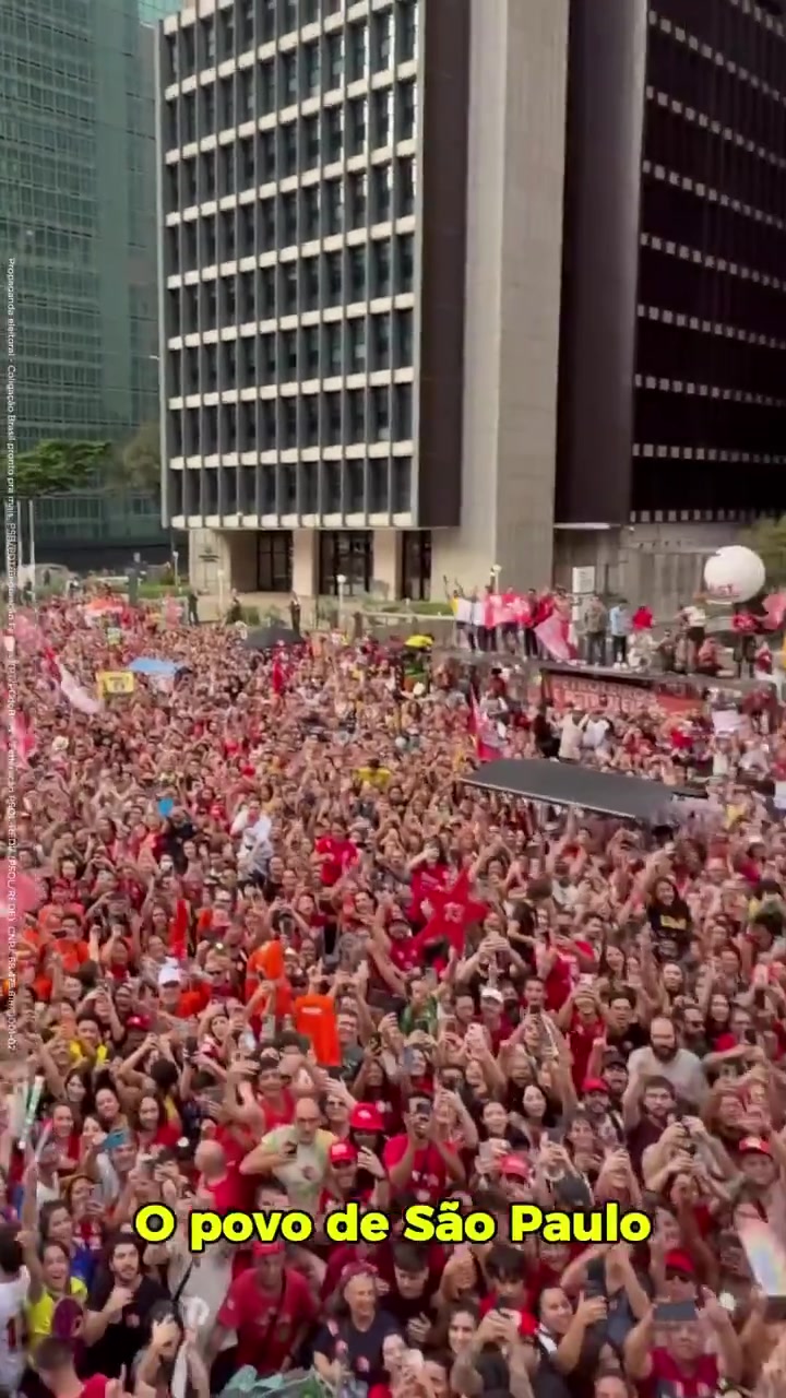Público acompanha o ato de Lula na Avenida Paulista, em São Paulo.