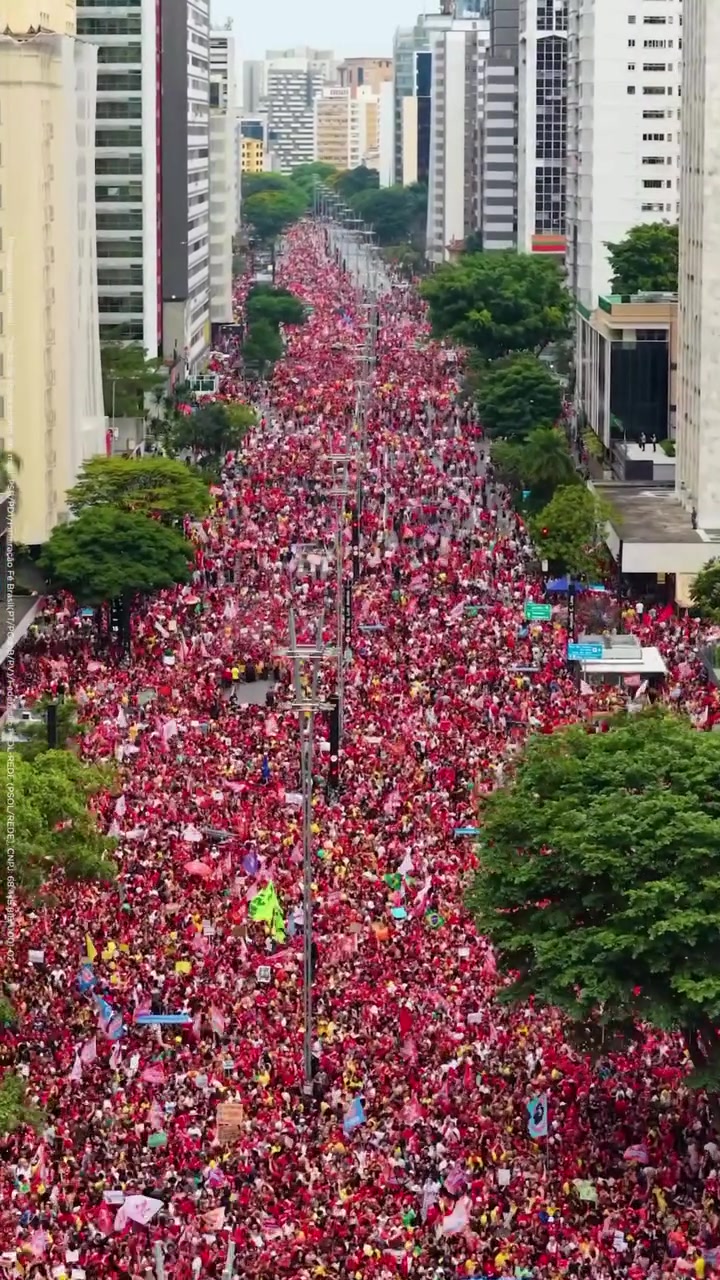 Multidão ocupa a Avenida Paulista durante ato de Lula em São Paulo.