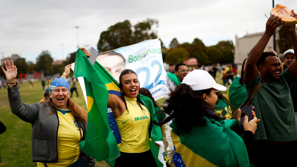 Apoiadores de Flávio Bolsonaro se reúnem com bandeiras do Brasil em Lisboa, em Portugal.