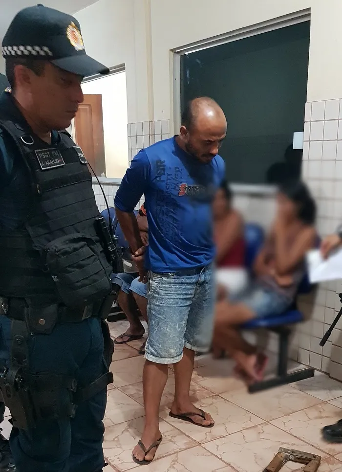Homem preso na fazenda.
