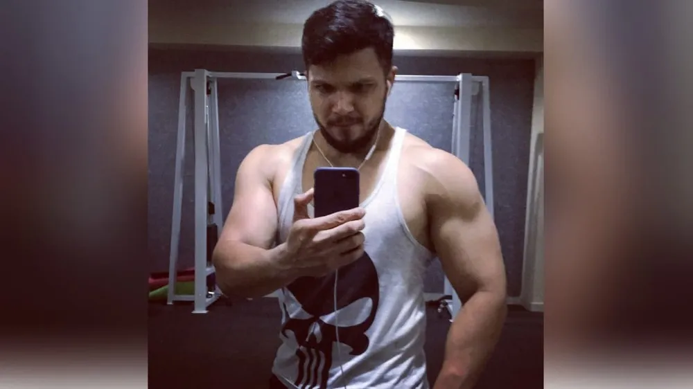 Antonio Sena esbanjando músculos após treino em academia — Foto: Arquivo pessoal