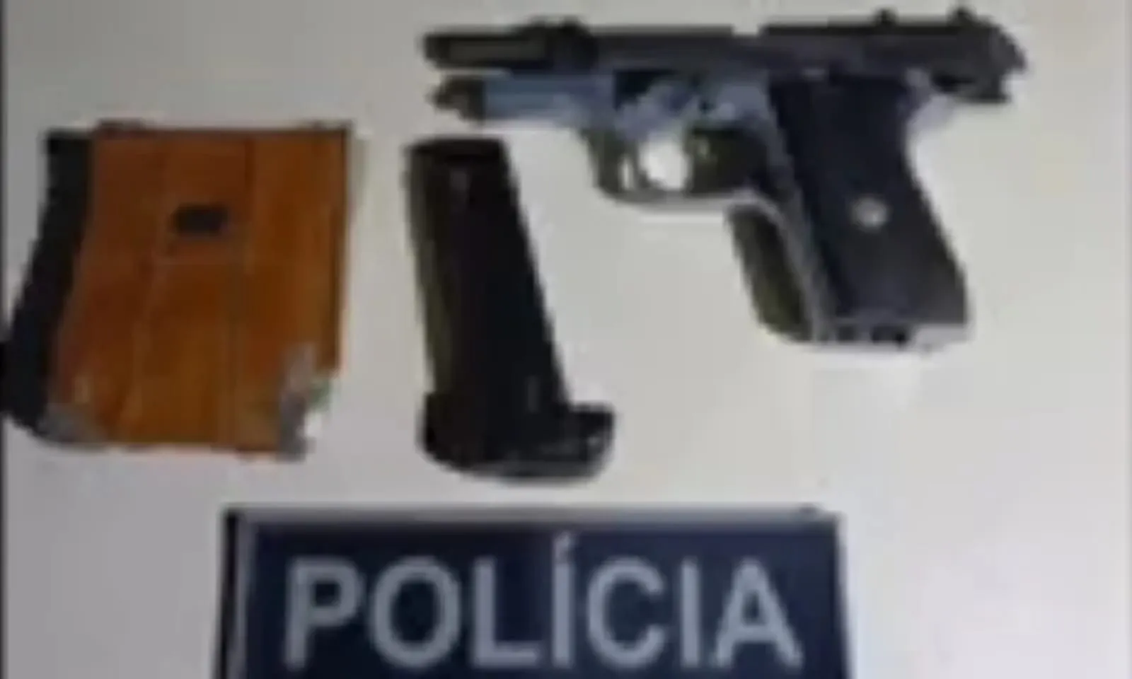 Arma apreendida.