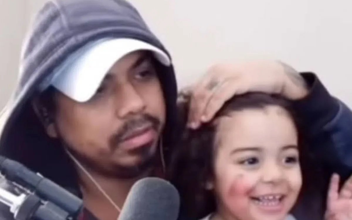 Filha de influencer gamer morre após cair na piscina enquanto pai fazia live