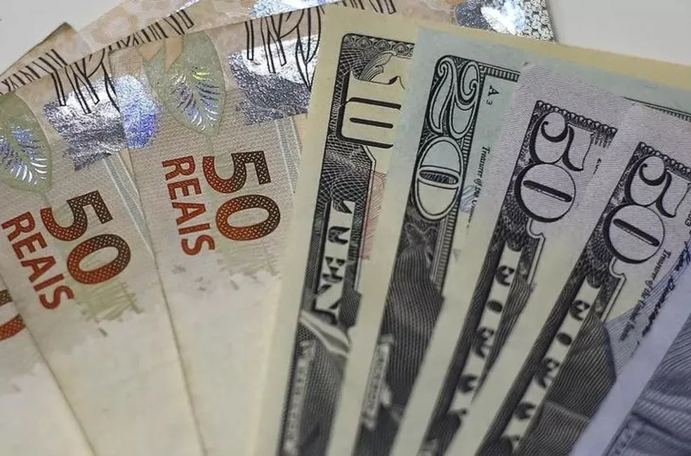 Notas de dólar e real em casa de câmbio no Rio de Janeiro.