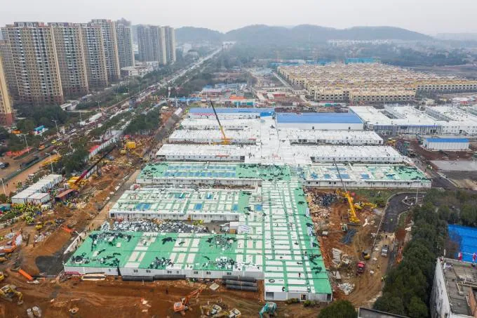 Huoshenshan: Imagens deste domingo (2/02) mostram estágio avançado de obras do novo hospital, que começou a ser erguido há 8 dias