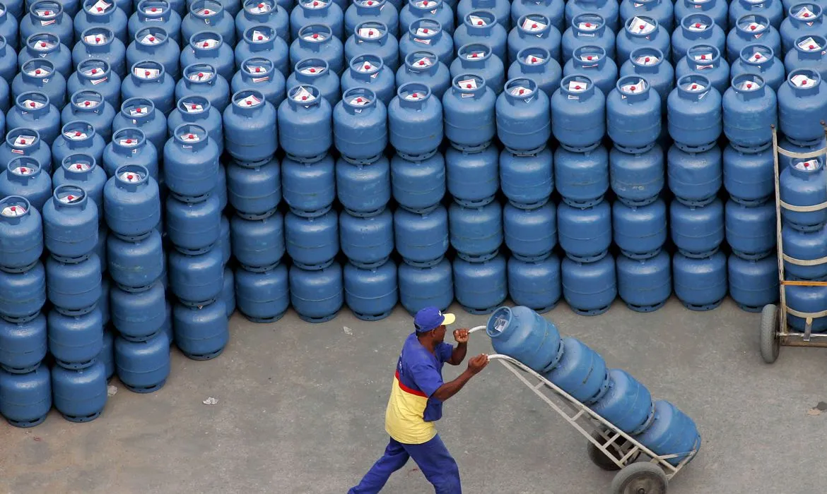 Botijão de gás fica mais barato para as distribuidoras a partir deste sábado, 09