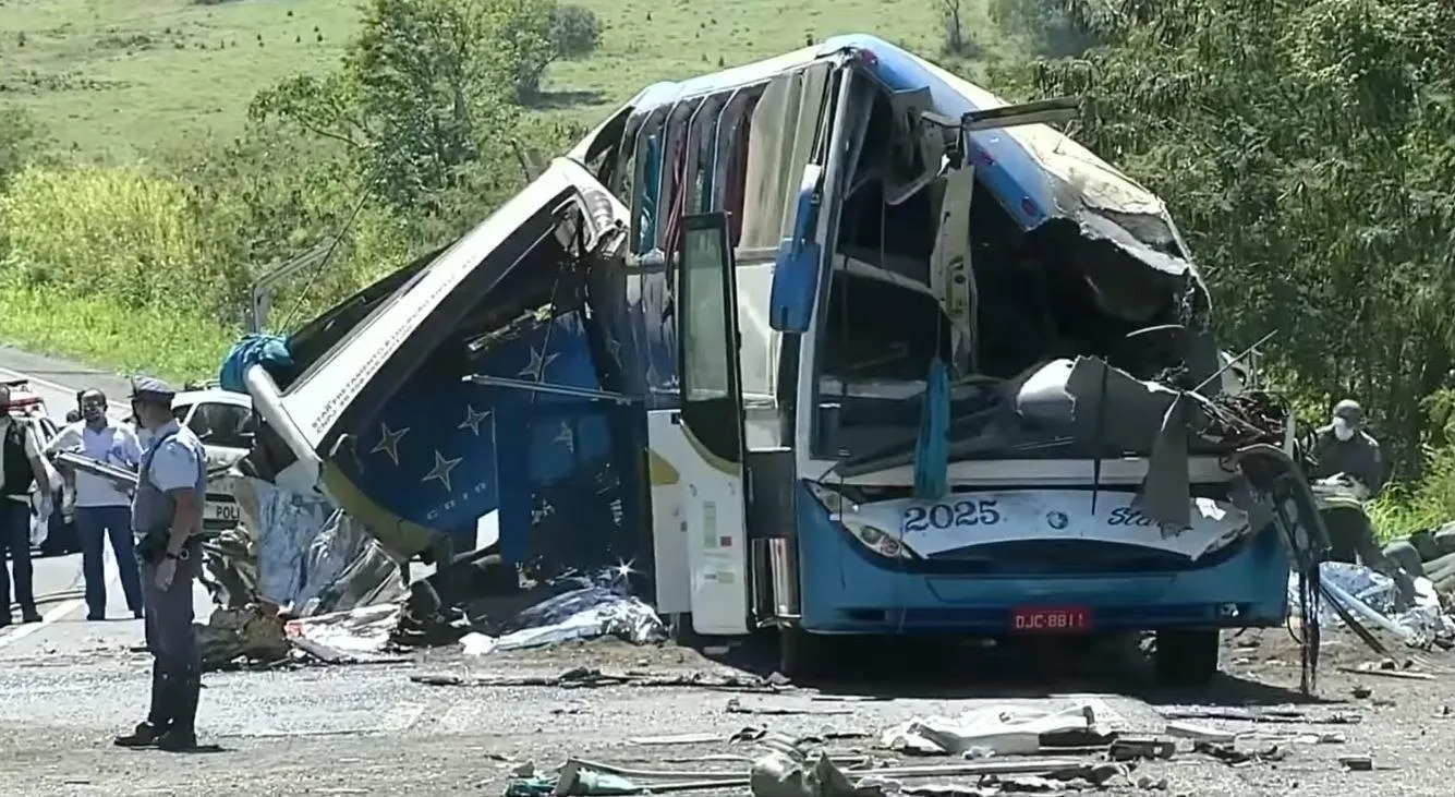 Batida entre ônibus e caminhão deixa dezenas de mortos em rodovia.