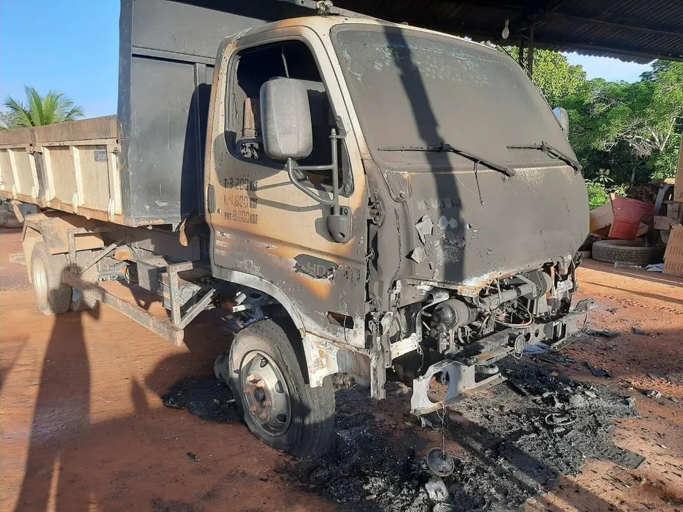 Veículo incendiado na secretaria de obras de Careiro Castanho