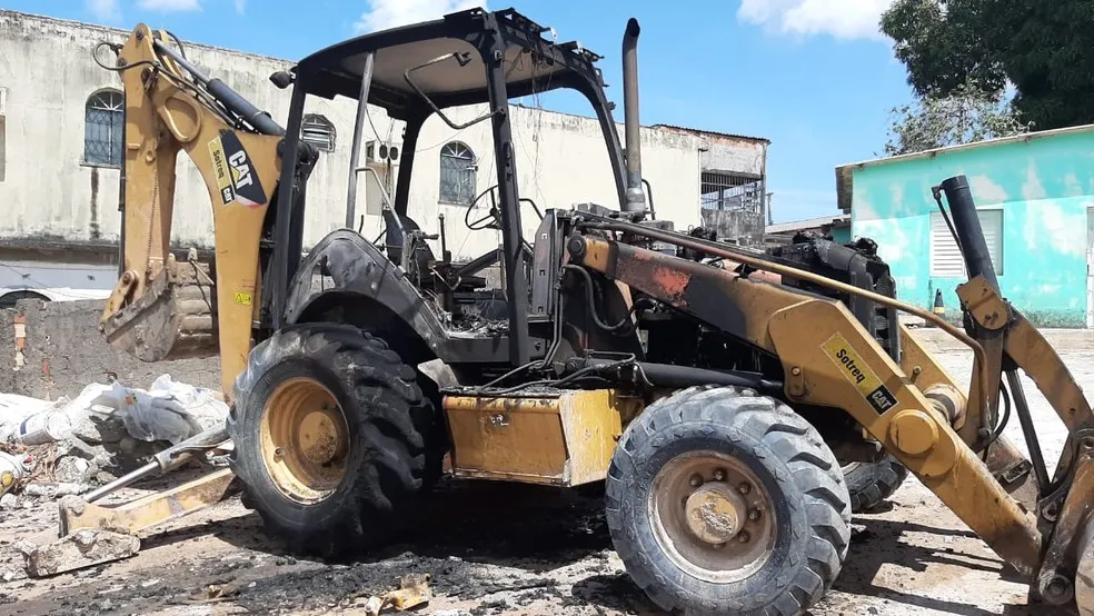 Trator foi incendiado por criminosos em Manaus. — Foto: Rebeca Beatriz/G1 AM