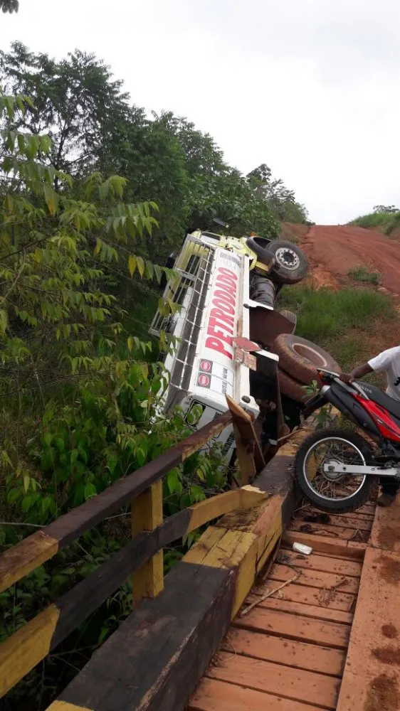 Caminhão de posto de combustíveis de Itaituba vira na estrada