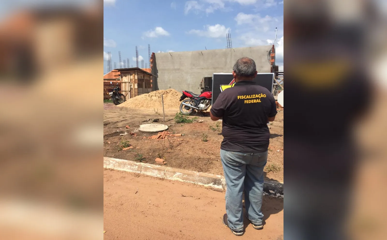 Dois fiscais de Santarém fazem o trabalho de fiscalização.