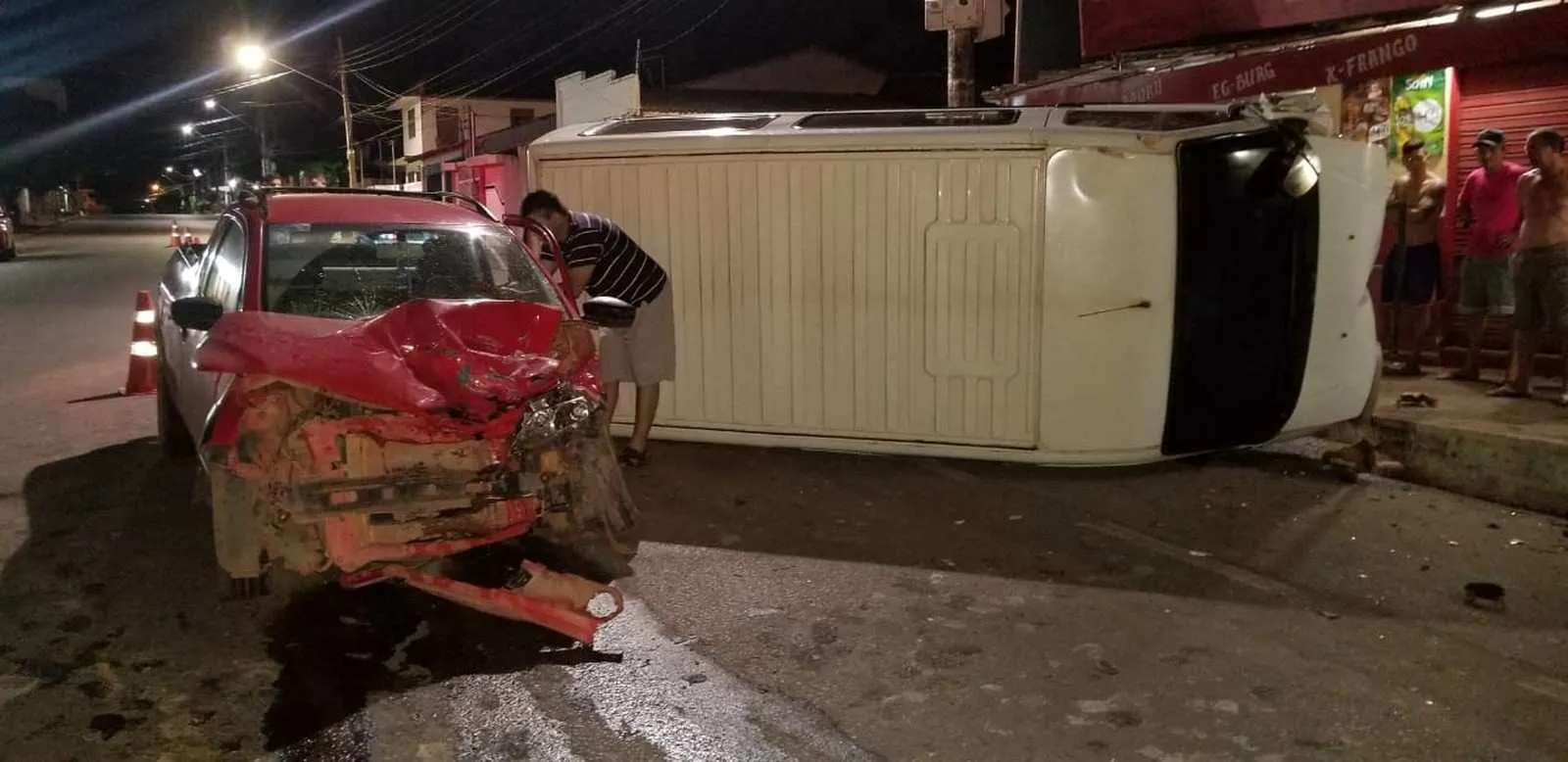 Veículos envolvidos no acidente com a tripulação da Azul na avenida Rui Barbosa em Santarém — Foto: Divulgação/PM