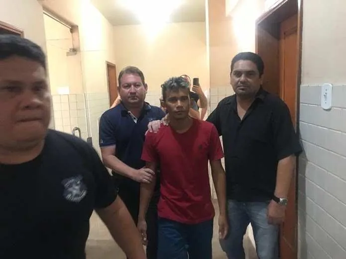 Arisson Sá chegando na seccional acompanhado de policiais civis — Foto: Polícia Civil de Santarém/Divulgação