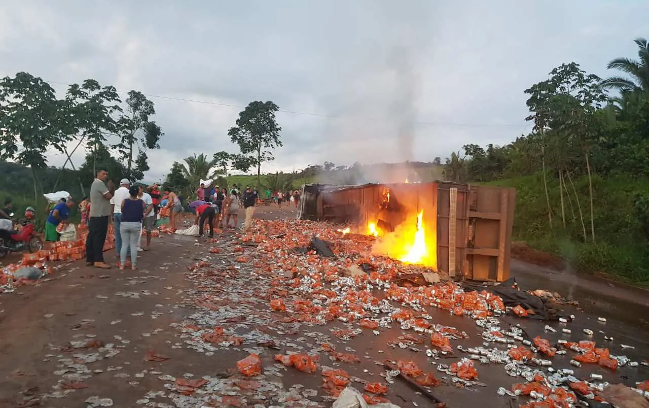 Caminhão foi totalmente destruído pelo incêndio.
