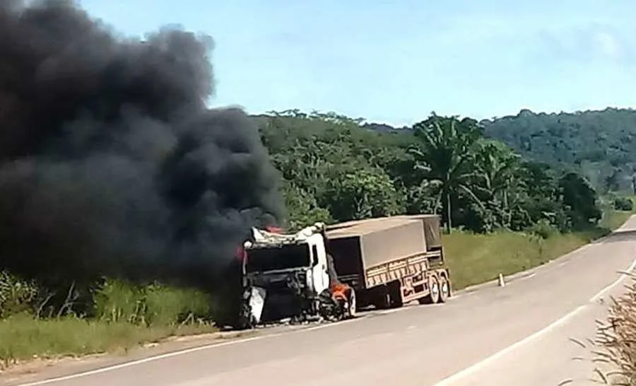 Bitrem pegou fogo na rodovia.