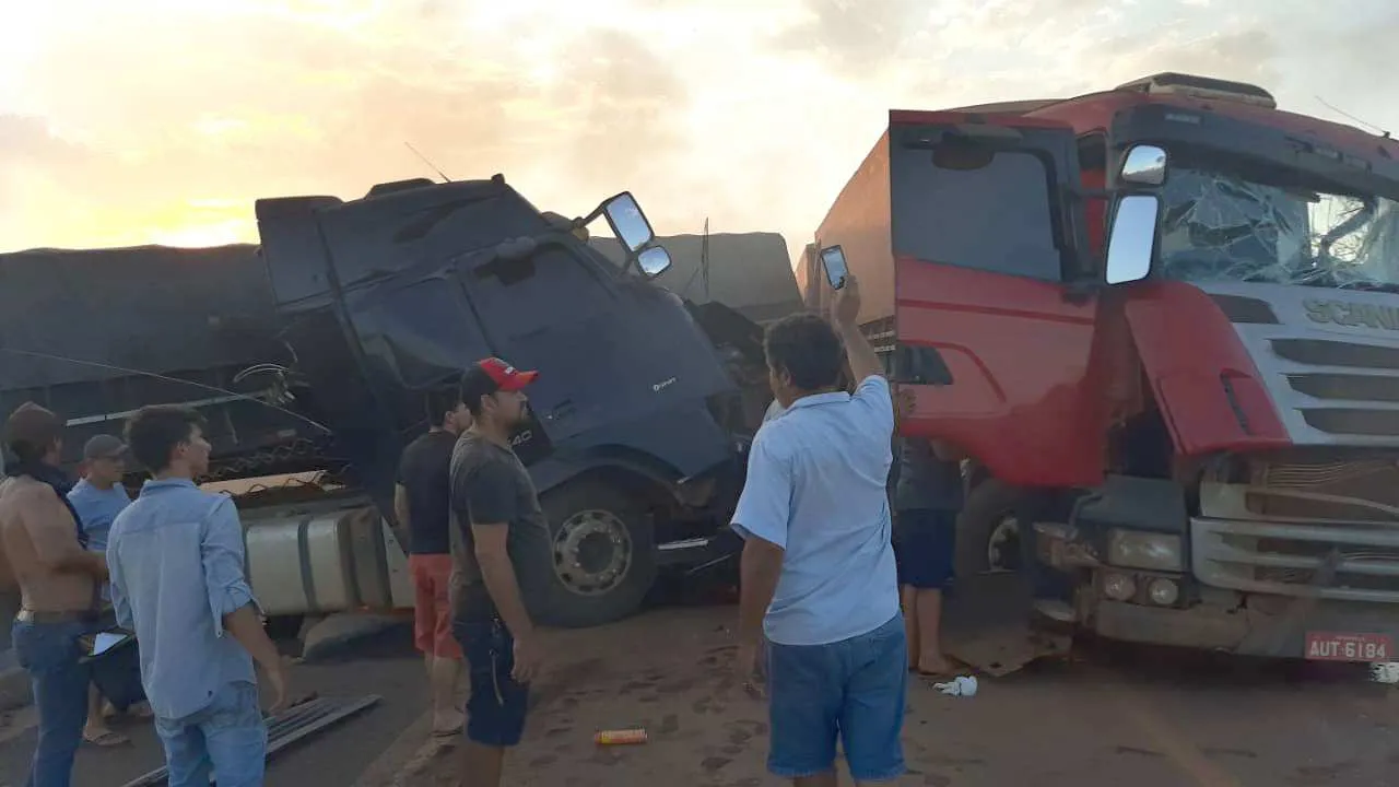 Acidente envolvendo cinco carretas na BR 163.