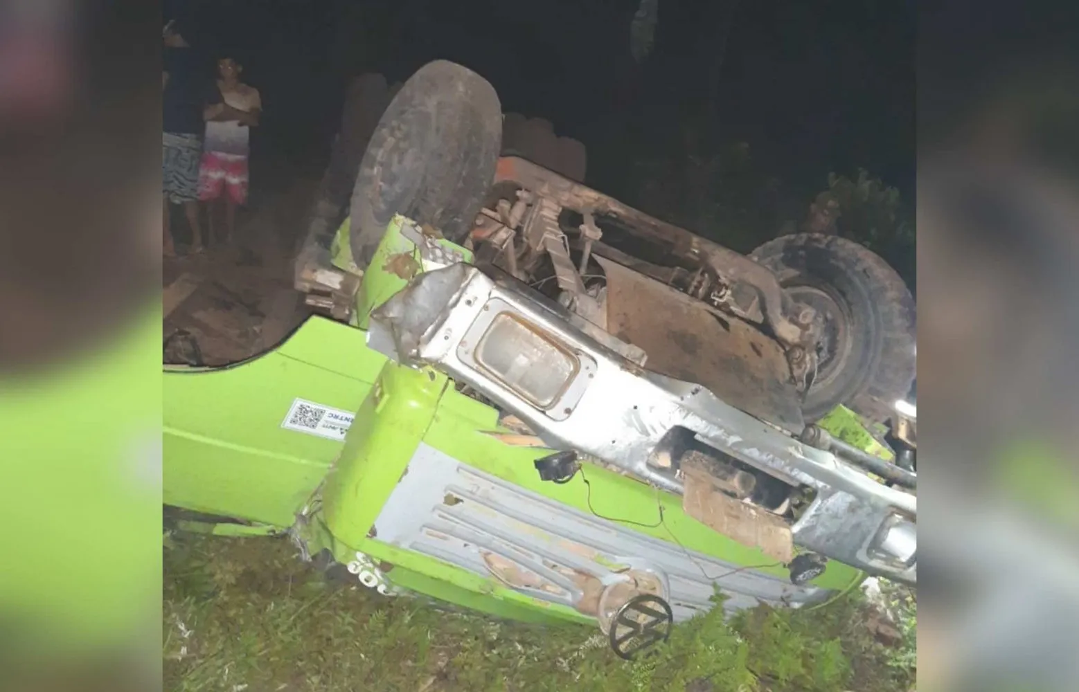 Caminhão capotou na região do Corta Corda após não conseguir realizar curva em ladeira — Foto: Reprodução/Redes Sociais