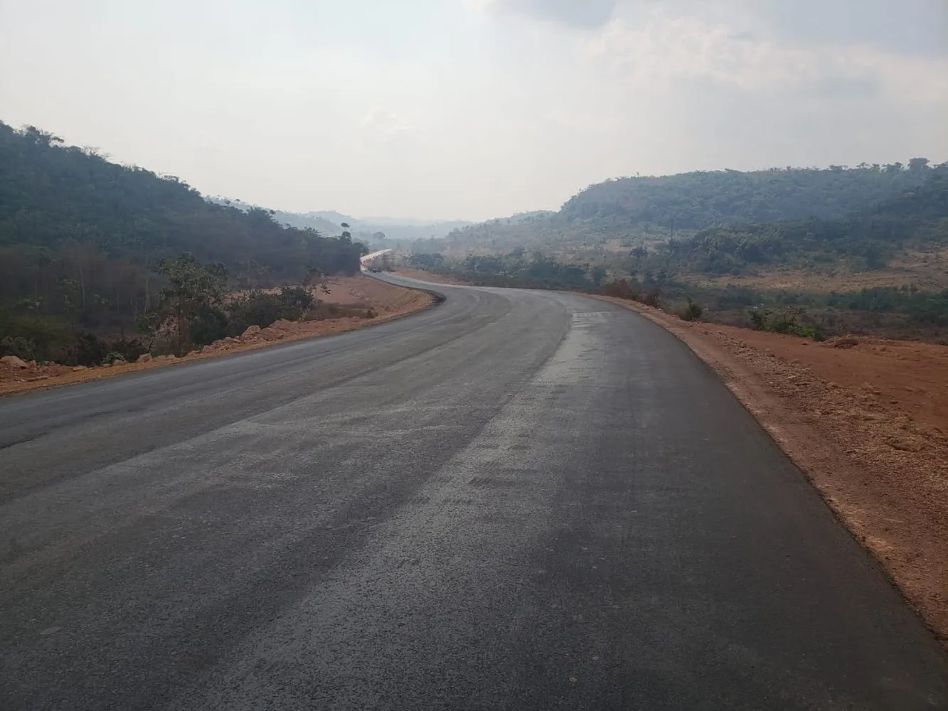 Trecho da Rodovia BR-163 após pavimentação feita por militares do 8ºBEC — Foto: 8ºBEC/Divulgação