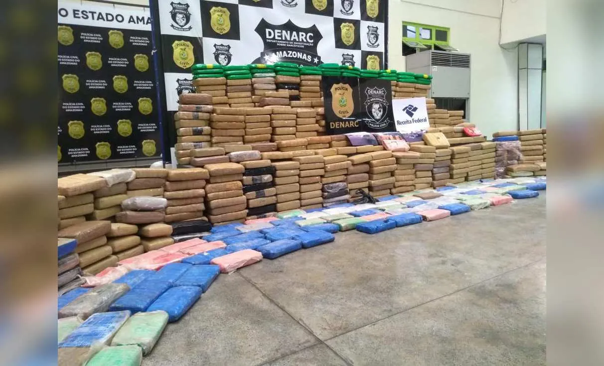 Avião é apreendido em Manaus com 700 kg de drogas