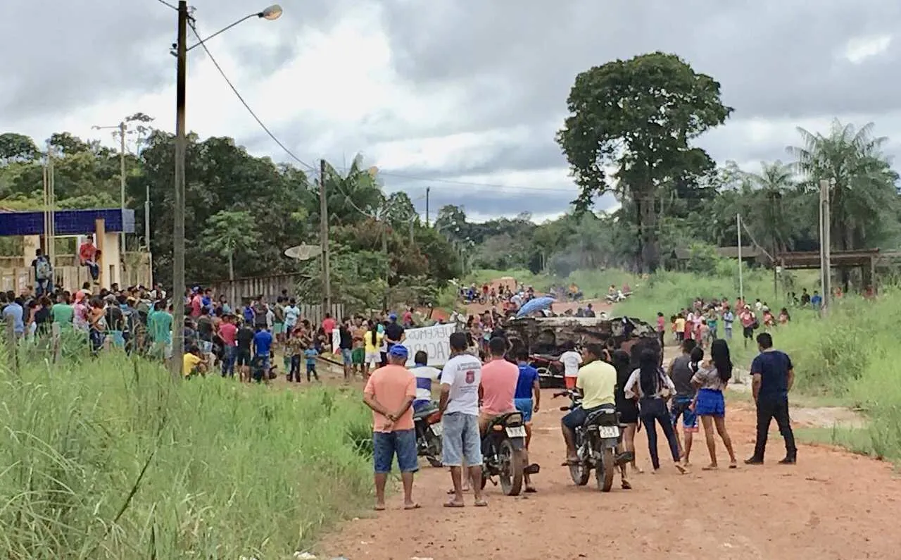 Concentração de pessoas na delegacia de polícia de Jacareacanga-PA
