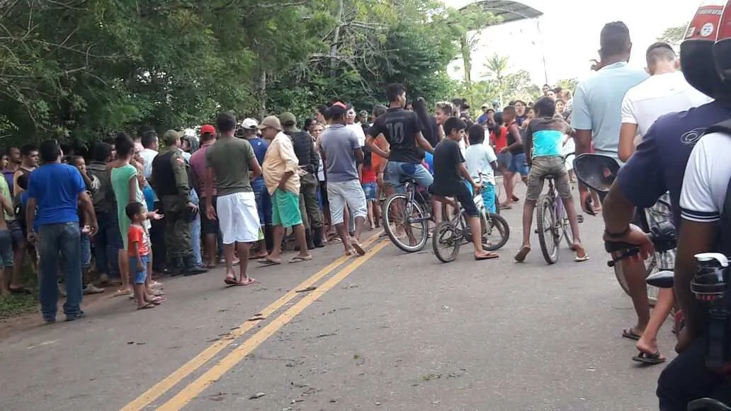 Moradores do bairro Maria Madalena realizaram manifestação.
