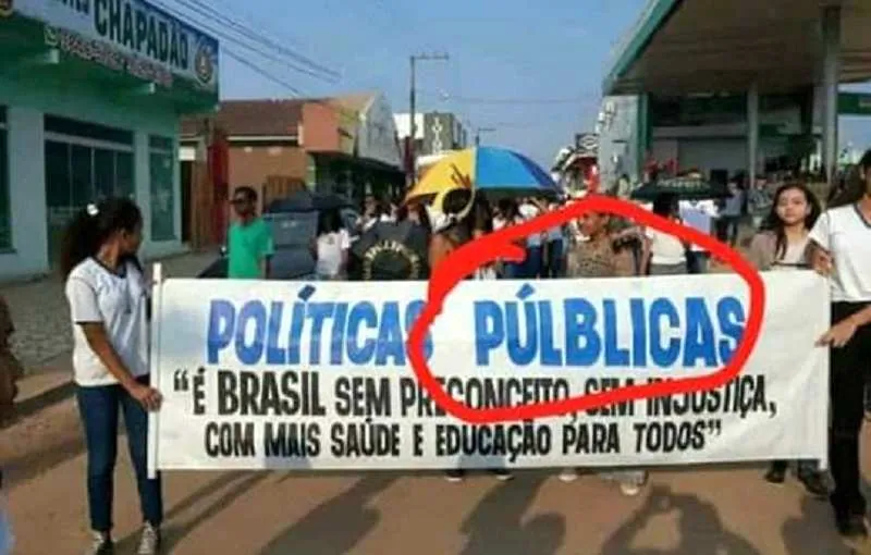 Faixa com erro de português em desfile de Novo Progresso.