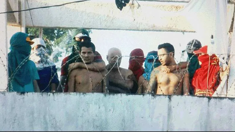 Detentos negociam com a polícia.