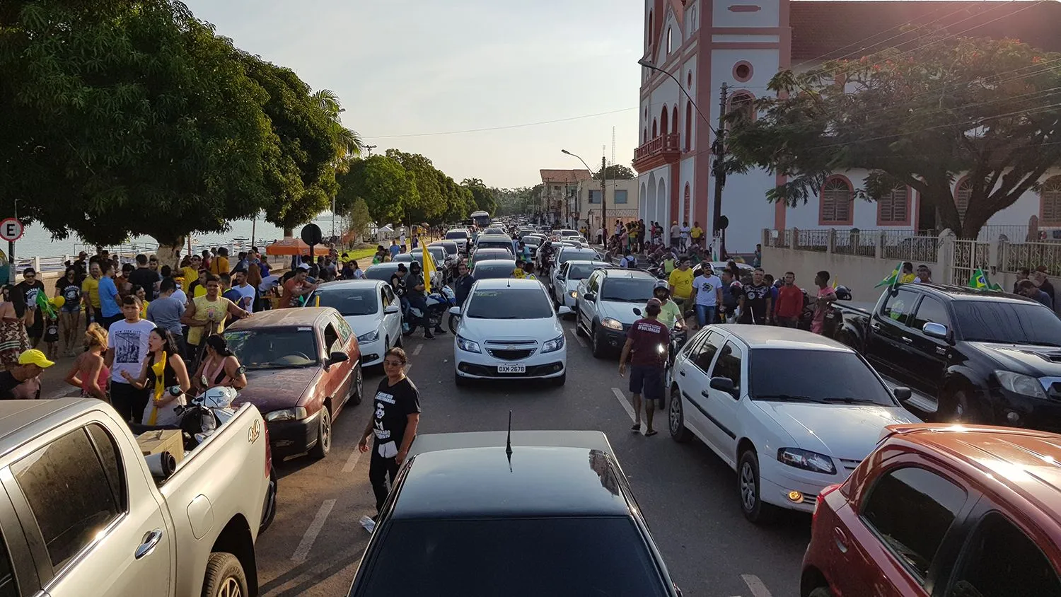 Concentração na orla da cidade.