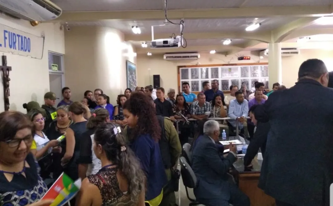 Grande número de pessoas esteve presente na Câmara.