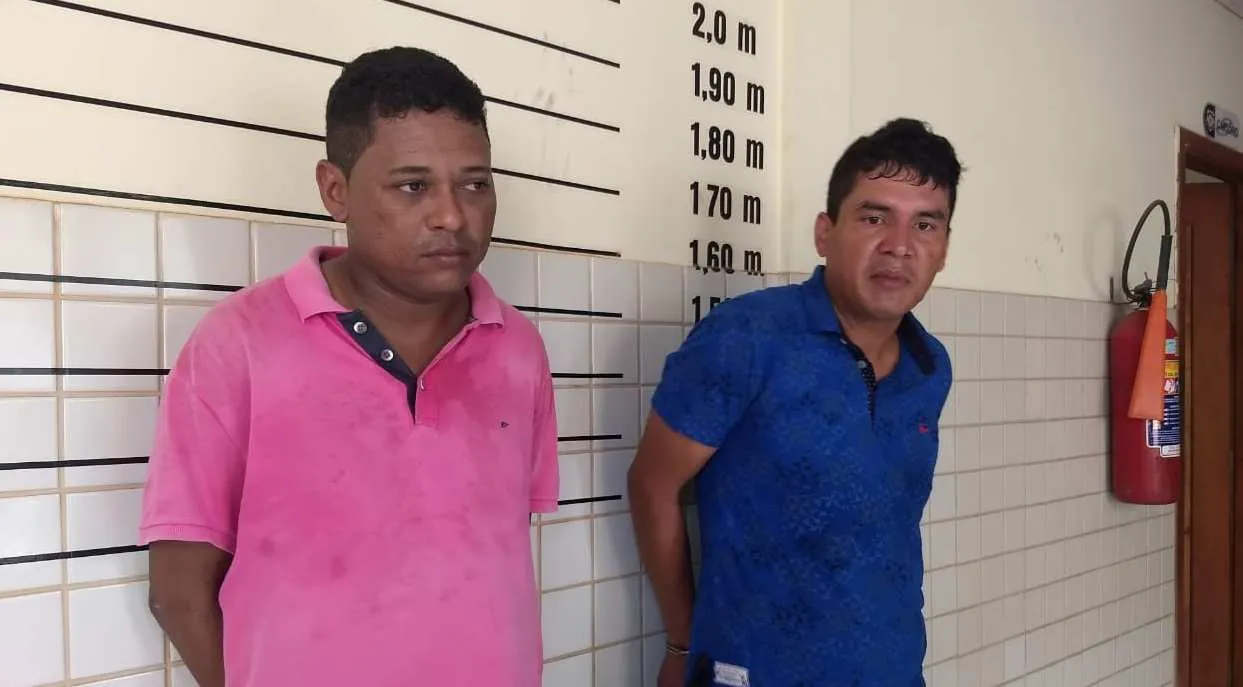 Dupla presa acusada de tentativa de furto.