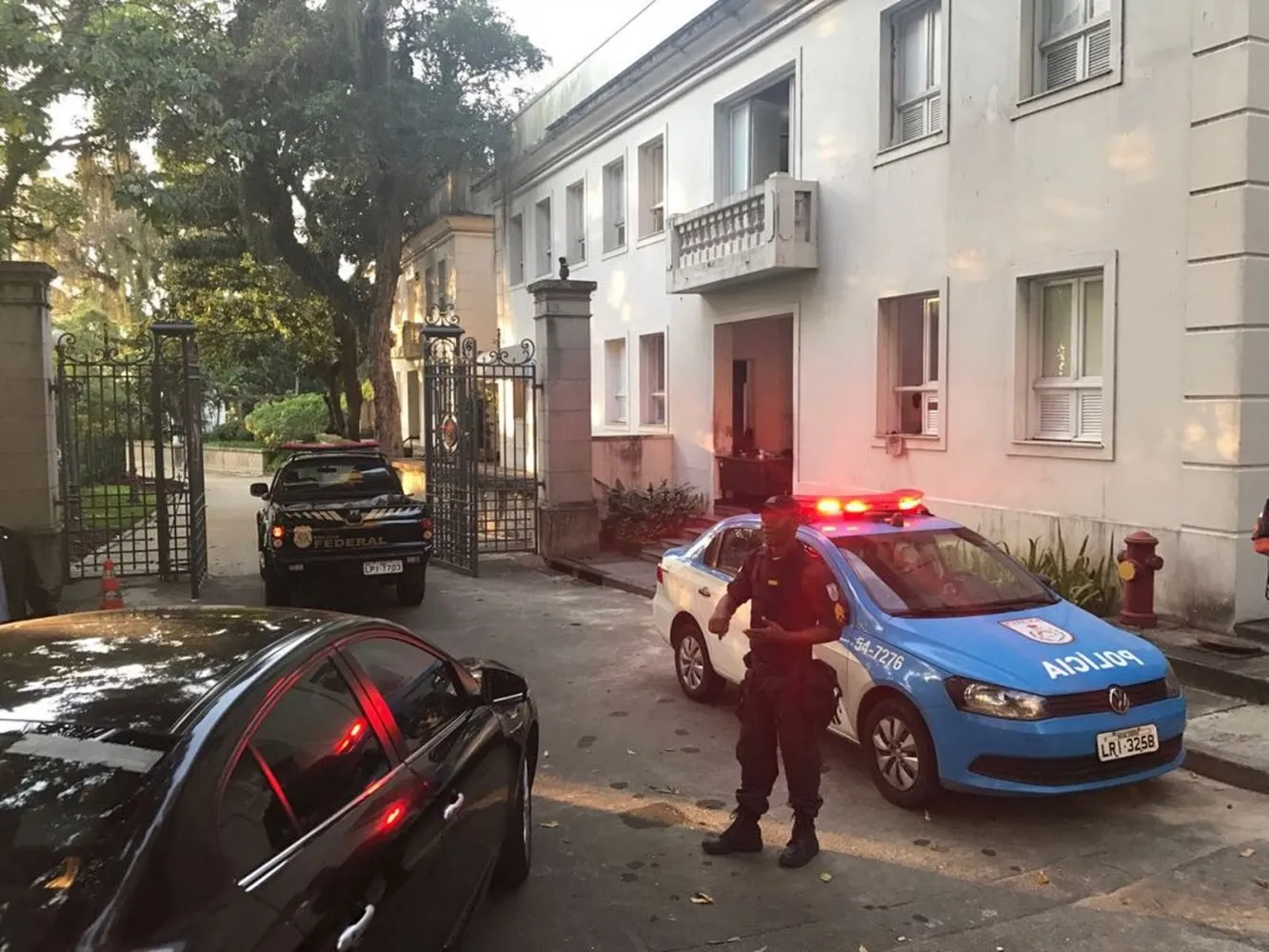 Polícia Federal chegou ao Palácio Laranjeiras no início da manhã desta quinta-feira — Foto: Cristina