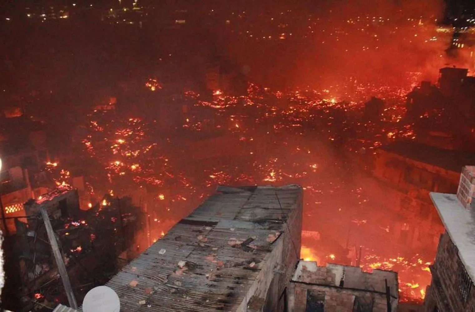 Fogo atinge casas de madeira e de alvenaria na Zona Sul de Manaus — Foto: Rickardo Marques/G1 AM
