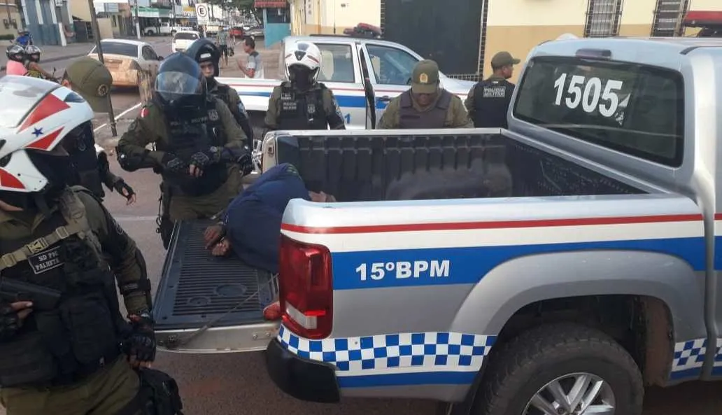 Infrator foi preso pela polícia.