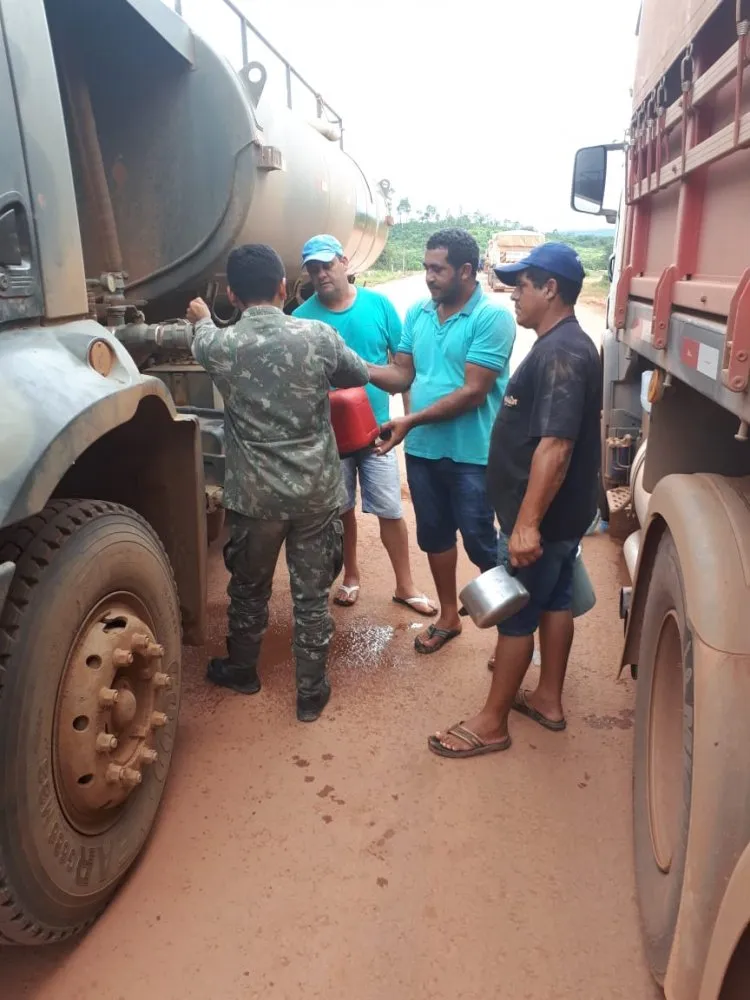 Caminhoneiros recebem ajuda do exército.