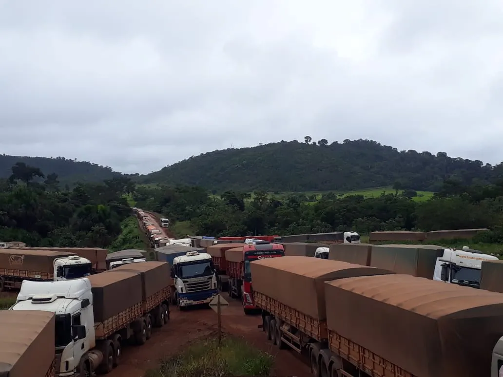 Caminhões parados na BR 163.