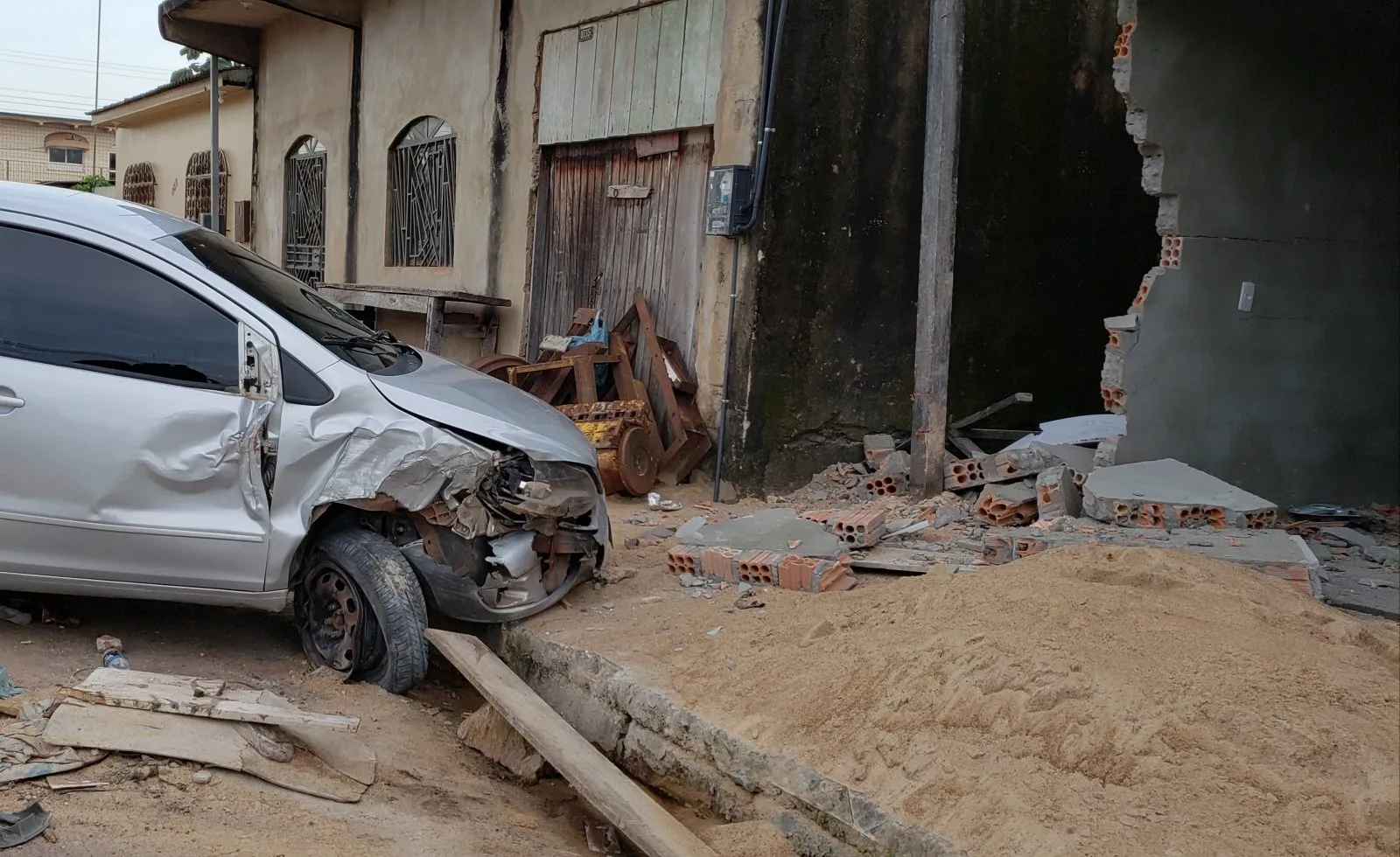 Carro invadiu um ponto comercial em Itaituba.