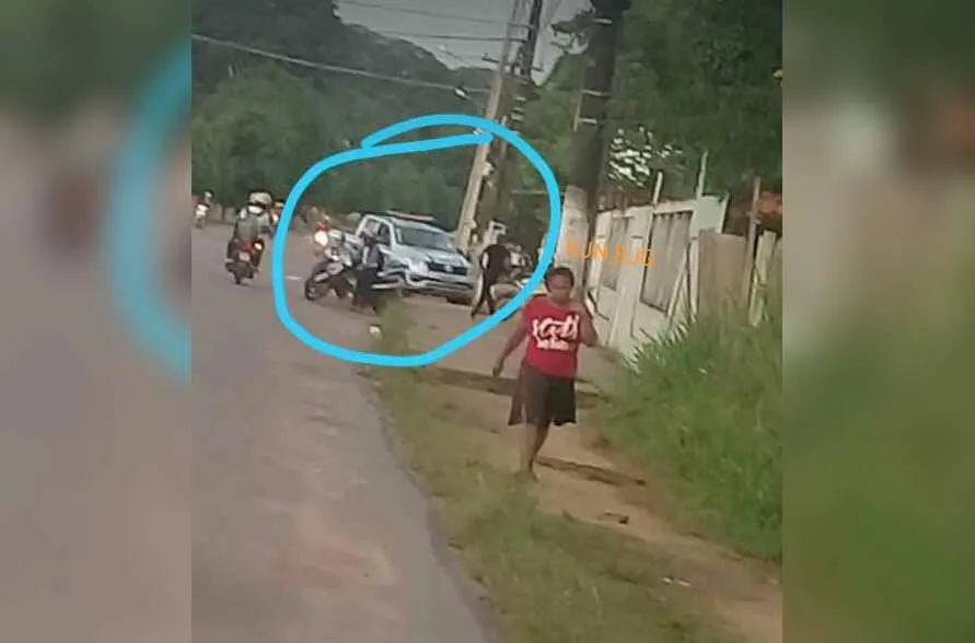 Polícia na escola dos estudantes envolvidos.