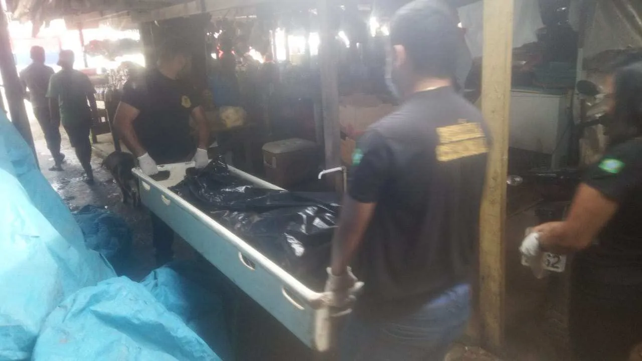 Homem morava em um barraco na feirinha beira Rio.