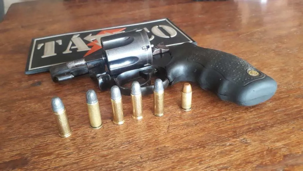 Revólver calibre 32 apreendido.