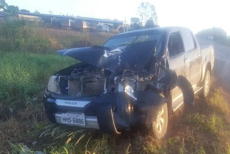 Parte frontal da caminhonete destruída após a colisão.