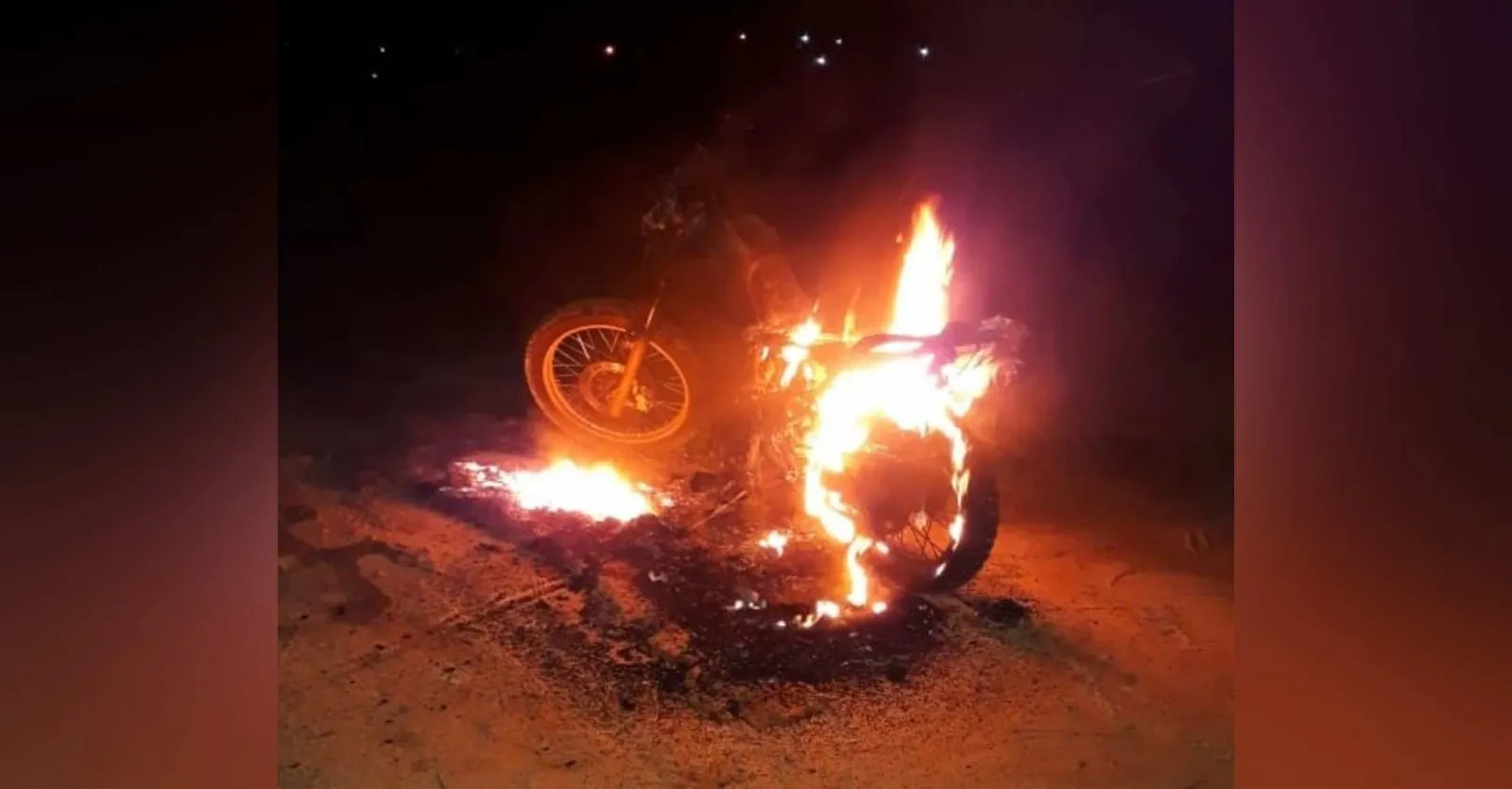 Moto modelo Bros em chamas.