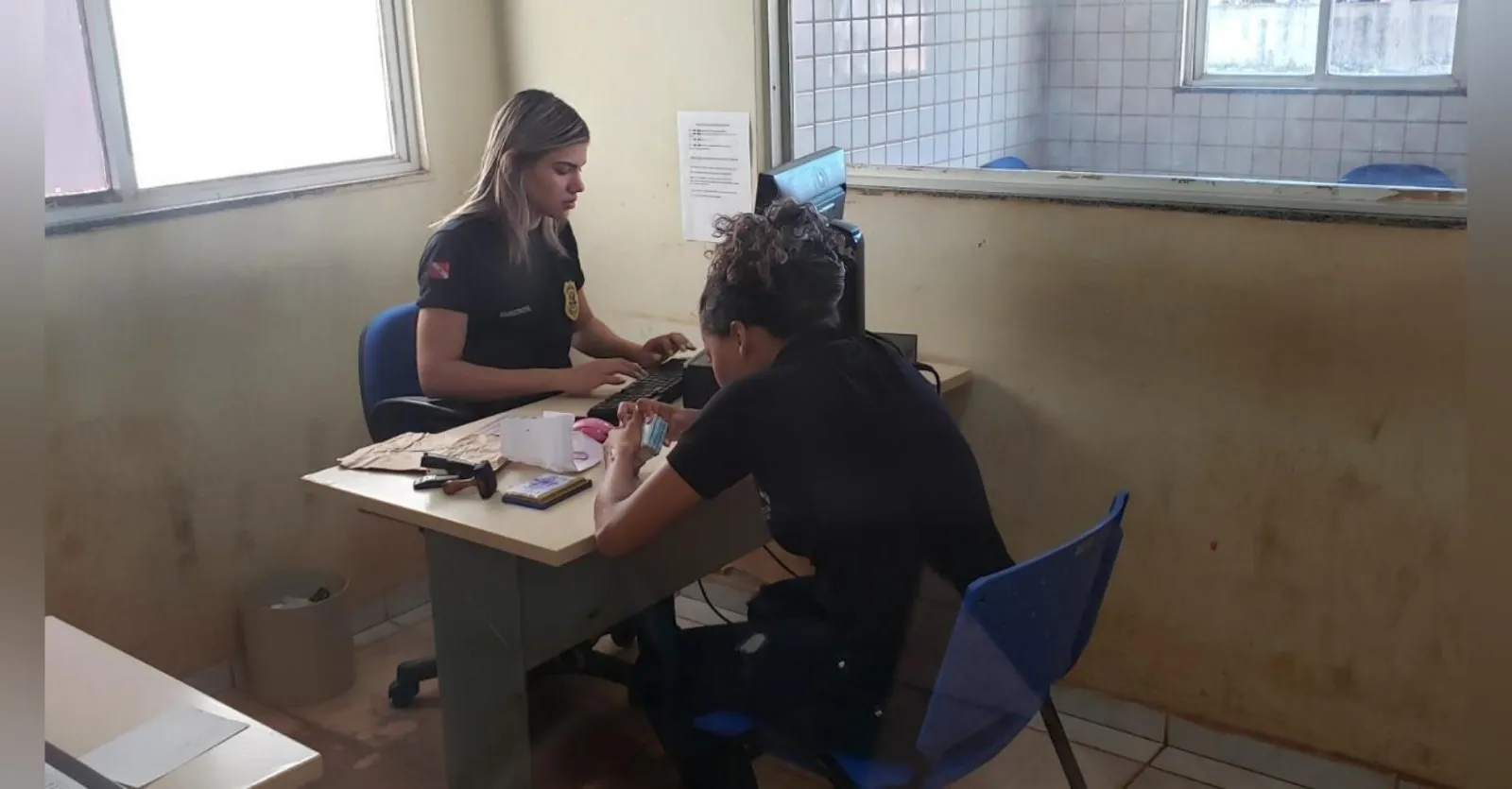 Vítima prestando depoimento na delegacia nesta quarta-feira (26).