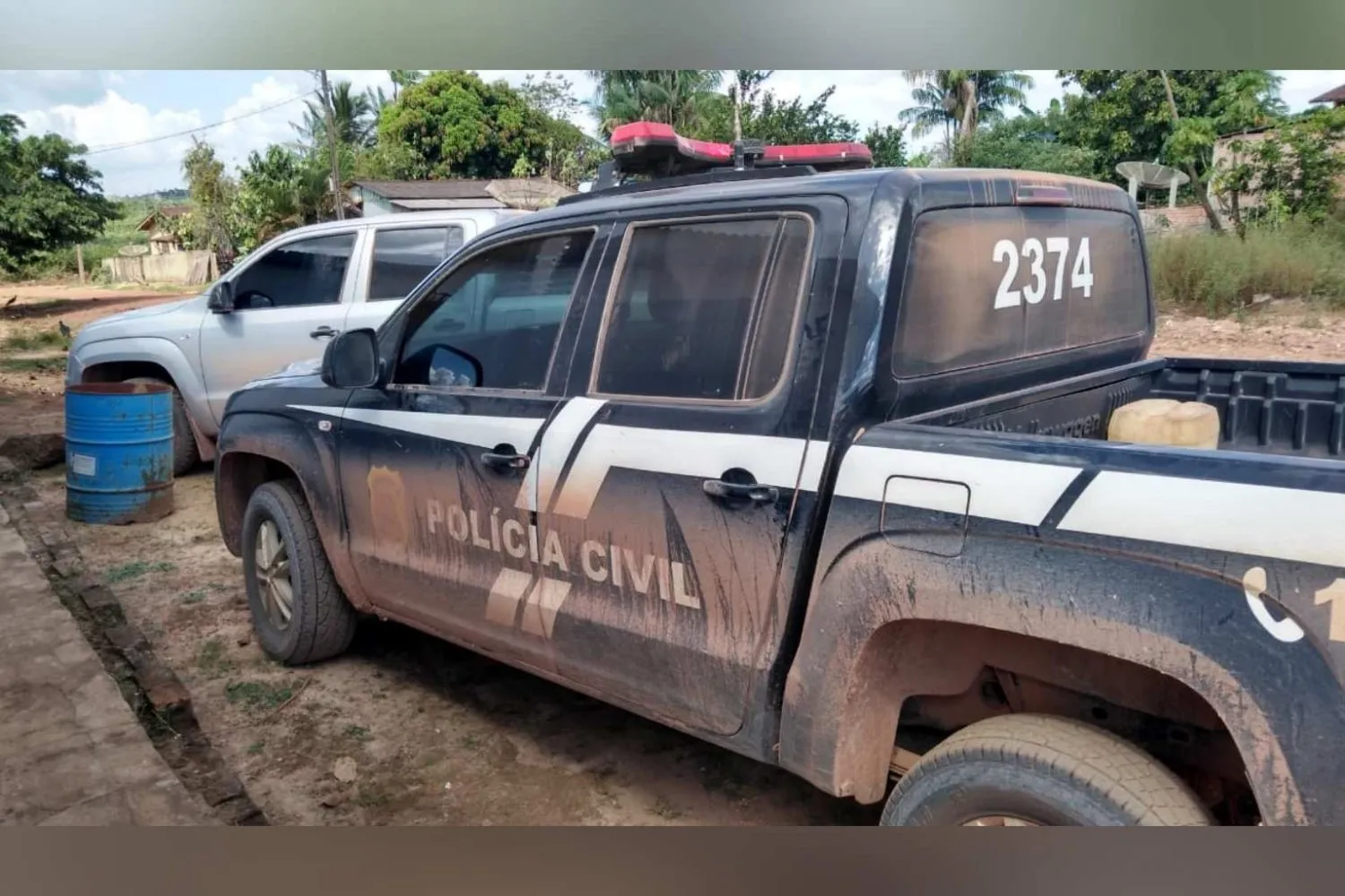 Viatura de Polícia na comunidade.