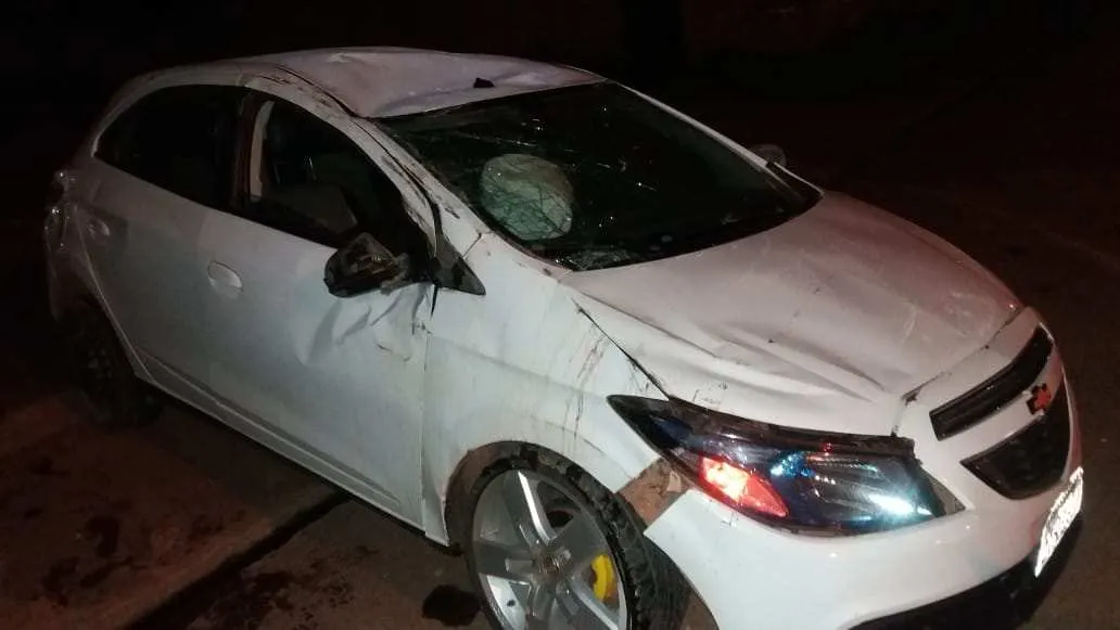 Carro capotou no bairro Bom Remédio.
