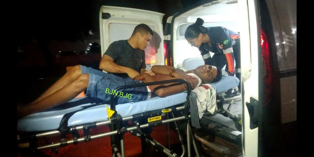 Vítima sendo socorrida.