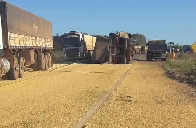 Carreta tombou em Novo Progresso.