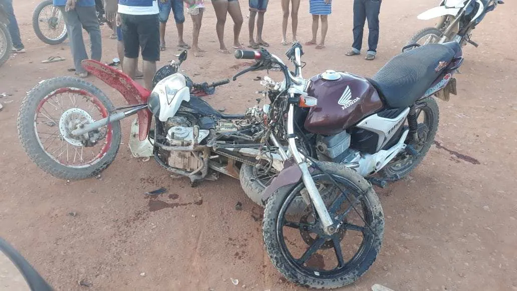 Motos destruídas após o acidente.