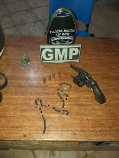 Révolver e munições encontradas com os suspeitos
