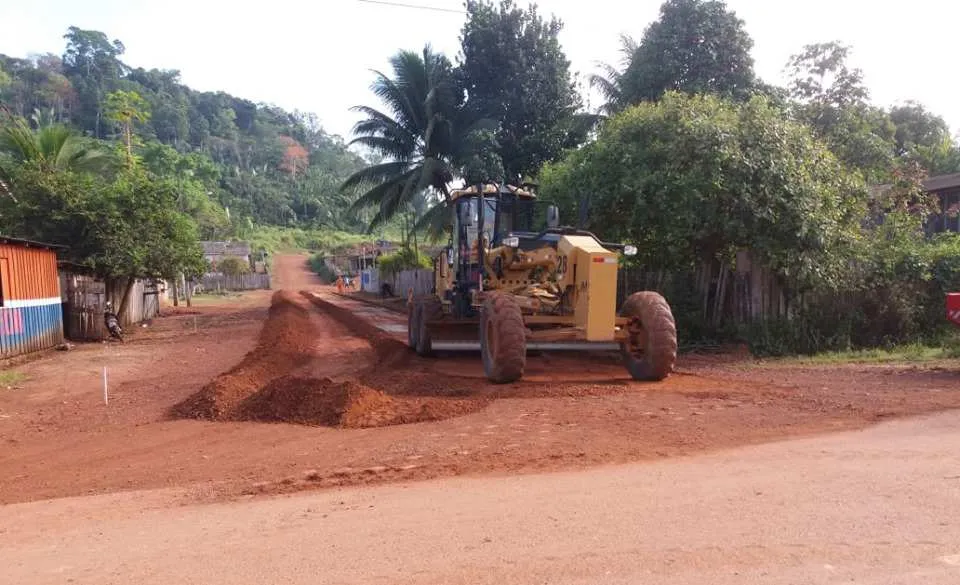 Trabalho de pavimentação em Trairão.