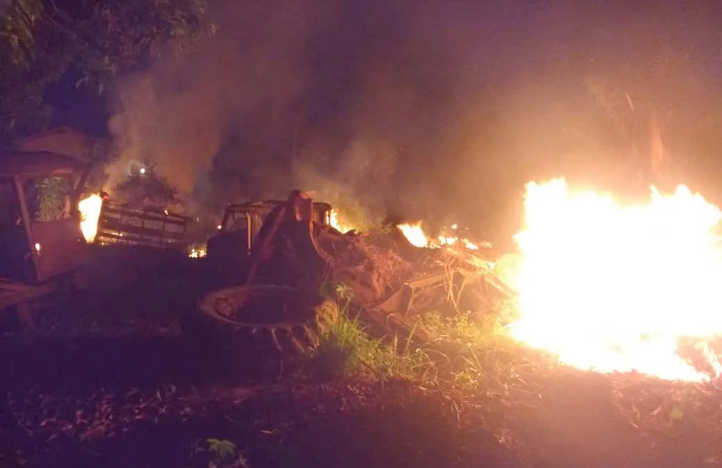 Fogo em terreno localizado no Bairro São Tomé.